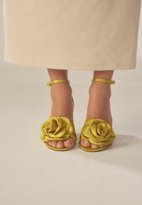 Next FOREVER COMFORT FLOWER - REGULAR FIT - Sandaalit nilkkaremmillä - lime green