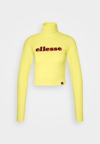 Gelbes, langärmeliges, figurbetontes Oberteil mit hohem Kragen, das ein rotes "ellesse"-Logo auf der Vorderseite und ein kleines schwarzes Etikett am Saum aufweist.