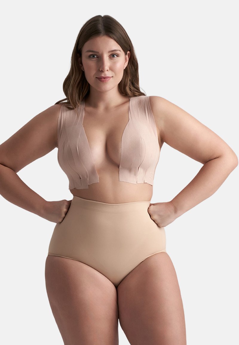 Bralette color nudo con scollatura a V profonda e spalline testurizzate, abbinato a slip bikini alti nudo, caratterizzati da un tessuto morbido e elastico.