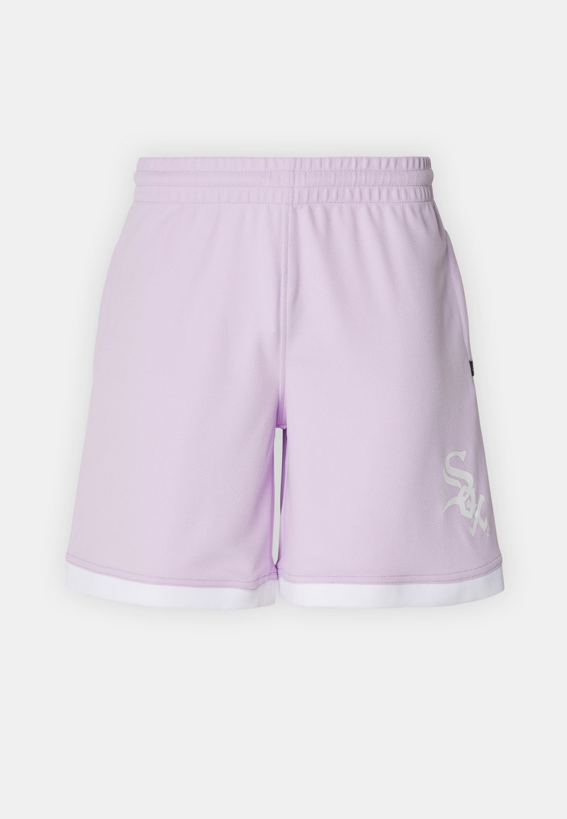 Shorts de sport violets en tissu texturé, avec un ourlet blanc et un logo imprimé en blanc sur le bas à gauche. Ceinture élastique incluse.