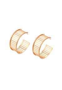 Guldtonede metal hoops øreringe med et åbent design, der har lodrette udskæringer og en snoet kant detalje.