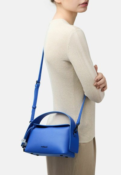 Borsa in pelle blu con un design strutturato, dotata di manico superiore, tracolla e superficie texturizzata. Il logo del marchio è visibile.