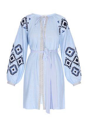 Hellblaues Kleid mit bestickten schwarzen und blauen geometrischen Mustern an den Ärmeln, mit einem Bindekragen und passendem Gürtel.