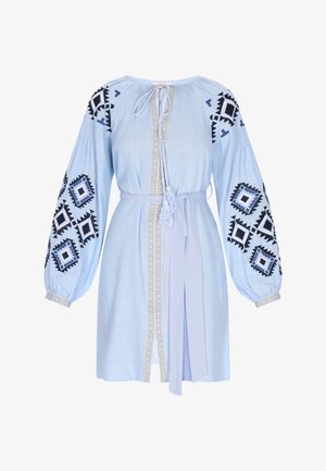 Hellblaues Kleid mit bestickten schwarzen und blauen geometrischen Mustern an den Ärmeln, mit einem Bindekragen und passendem Gürtel.