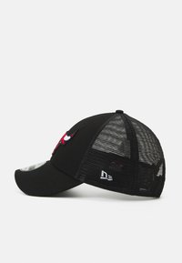 Gorra negra con visera curvada, parte trasera de malla, logotipo bordado en rojo. Cuenta con cierre ajustable y frontal estructurado para un ajuste ceñido.