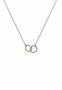 Collar de cadena de plata con dos aros entrelazados: uno de oro rosa liso y otro de plata retorcida, centrados para un aspecto de capas.