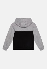 Kapuzensweatshirt mit grauem Oberteil und schwarzem Unterteil. Hergestellt aus weichem Stoff, mit gerippten Bündchen an Ärmeln und Saum für zusätzlichen Komfort.