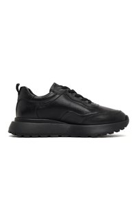 Sneakers in pelle nera con finitura testurizzata, punta rotonda e suola spessa a strati. Presentano un design con lacci e un linguetta posteriore.