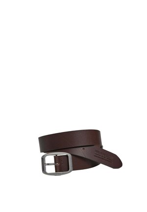 Ceinture en cuir brun texturé avec une boucle en métal argenté, de forme rectangulaire et dotée d'un logo de marque estampillé sur la sangle.