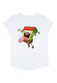 Hvid t-shirt med et grafisk motiv af en tegneseriefigur med gul tekstureret hud, iført en grøn hat og et rødt tørklæde, som rækker en lang lyserød tunge ud.