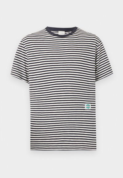 Κοντομάνικο μπλουζάκι με οριζόντιες ρίγες σε ναυτικό μπλε και λευκό, με στρογγυλή λαιμόκοψη και μικρό πράσινο και λευκό λογότυπο κοντά στο τελείωμα.