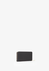 Portafoglio in pelle nera con superficie texturizzata, forma rettangolare, chiusura con zip dorata e finitura liscia.