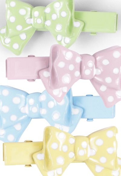 Quattro fermagli per capelli a forma di fiocco in colori pastello: verde, rosa, blu e giallo con pois bianchi, finitura lucida, e materiale plastico.