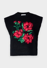 Czarny, dziergany krótki sweter z kwiatowym wzorem czerwonych i zielonych kwiatów. Szeroki krój na ramionach z prążkowanym dekoltem.