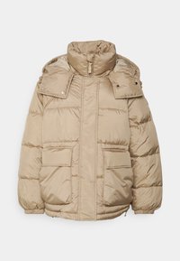 Beige pufferjakke med høj krave, lynlåslukning, to forlommer og elastiske manchetter. Glat tekstur med synlige sømdetaljer.