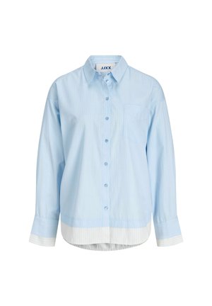 Modra svetla moška srajca z dolgimi rokavi, z žepom na prsih ter z belimi črtastimi manšetami in spodnjim robom, prikazana na belem ozadju.