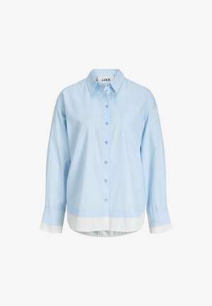 Modra svetla moška srajca z dolgimi rokavi, z žepom na prsih ter z belimi črtastimi manšetami in spodnjim robom, prikazana na belem ozadju.