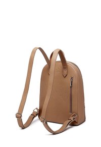 Hnědý batoh z umělé kůže s kulatým vrškem, detaily v podobě cik-cak švů, přední kapsou na zip a nastavitelnými ramenními popruhy.