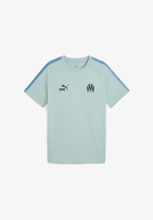 Lys mintgrøn kortærmet t-shirt lavet af blødt stof. Har blå mønstrede striber på skuldrene og logoer i marineblå og guld.