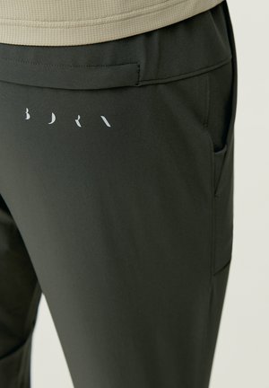 Born Living Yoga TIBER - Pantalon de survêtement - verde oscuro