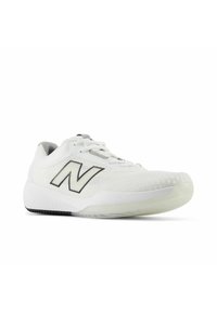 Zapatilla deportiva blanca fabricada en malla y materiales sintéticos. Presenta un prominente logo negro "N", suela texturizada y sutiles detalles de diseño.