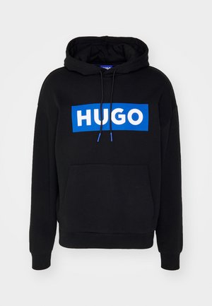 Schwarzer Hoodie mit einem blauen rechteckigen Logo, auf dem "HUGO" in weißer Schrift steht. Verstellbare Kordeln und eine Vordertasche. Weicher Stoff, lockerer Schnitt.