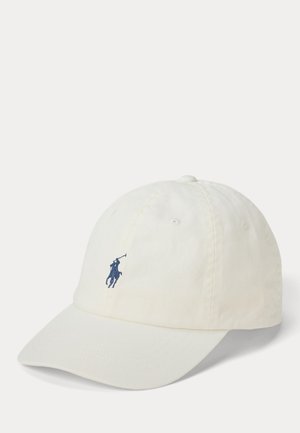 Biała czapka baseballowa z zakrzywionym daszkiem i niebieskim wyszywanym logo zawodnika polo na środku z przodu.