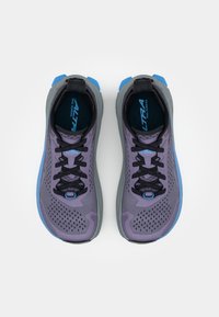 Trailrunning sko i lilla mesh med svarte snøring og blå detaljer. Har perforerte seksjoner og en teksturert såle for bedre grep.