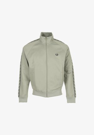 Chaqueta deportiva gris claro con cremallera, cuello alto, puños y bajo acanalados, y logotipos negros de corona de laurel en el pecho y las rayas de las mangas.