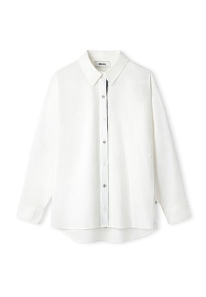 Camisa blanca de manga larga con cuello puntiagudo, cierre de botones y un corte holgado. Confeccionada en una tela ligera con un ligero brillo.
