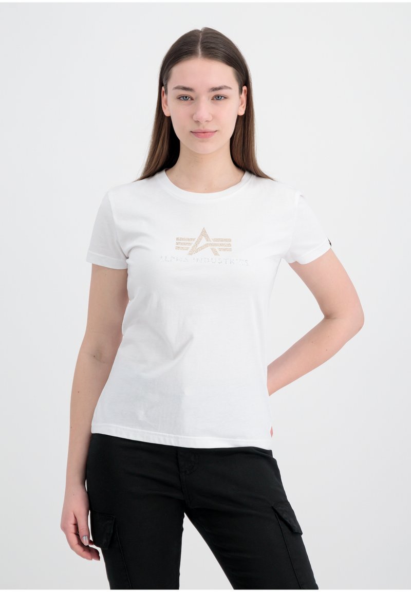 Hvit bomulls t-skjorte med et metallisk grafisk design av bokstaven "A" med horisontale linjer og teksten "ALPHA INDUSTRIES". Korte ermer, avslappet passform.