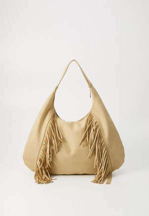 Tan ruskind skuldertaske med en stor åbning og lange frynse detaljer på begge sider, kendetegnet ved en glat tekstur og et enkelt håndtag.