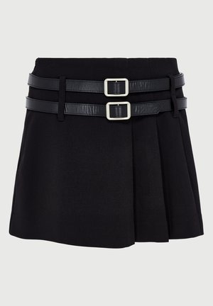 Musta hame, jossa on poimutuksia ja rakenteellinen vyötärö, jossa on kaksi mustaa nahkavyötä, joissa on suorakulmaiset hopeanväriset soljet. Silkkinen kangas.