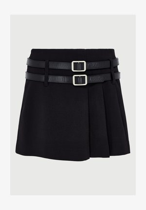 Schwarzer Rock mit Falten und einem strukturierten Bund, der zwei schwarze Ledergürtel mit rechteckigen silbernen Schnallen umfasst. Glatte Stofftextur.