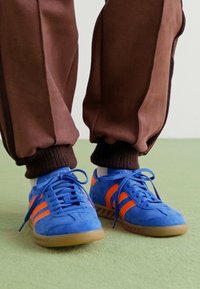 adidas Originals HAMBURG - Sporta apavi - bluebird/solar orange/gum