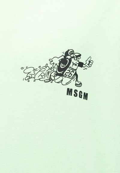 Καρικατουριστικός χαρακτήρας με καπέλο και αθλητική φανέλα με αριθμό «26», τρέχει γρήγορα με γραμμές κίνησης «δαχτυλίδι», συνοδευόμενος από το κείμενο «MSGM» σε ανοιχτό πράσινο φόντο.
