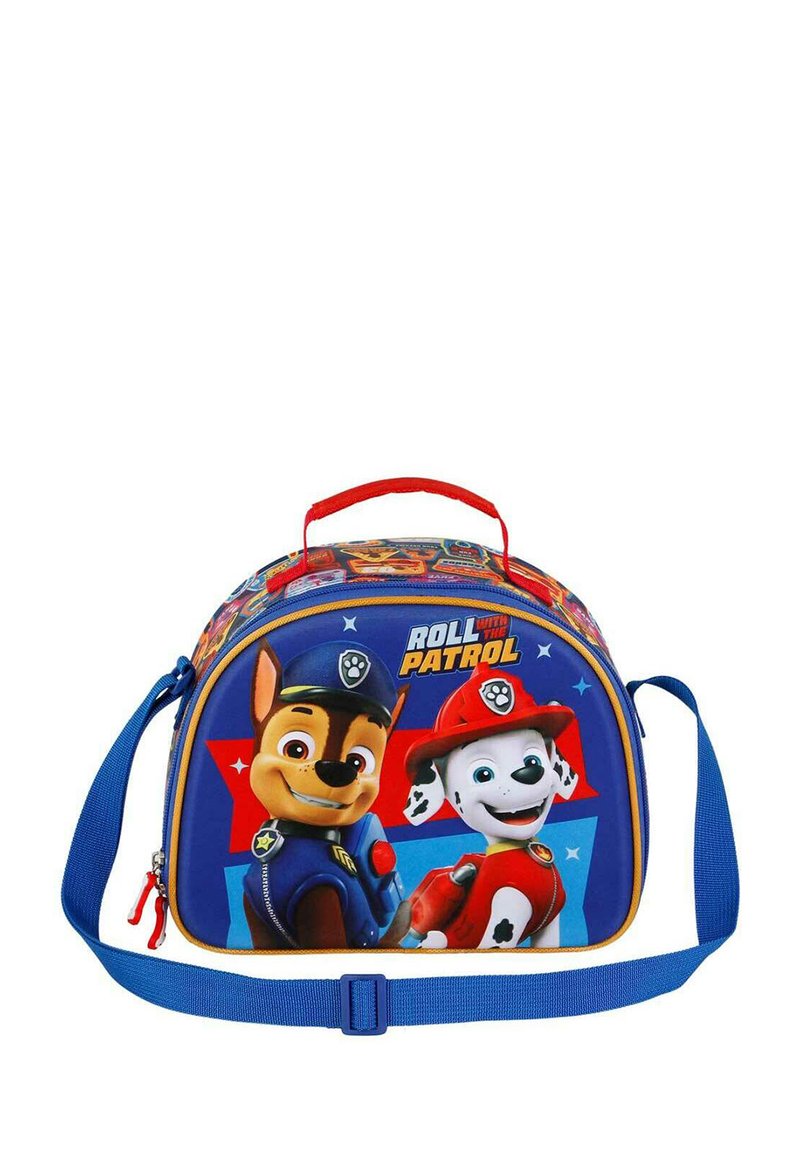 Bolsa de almuerzo para niños de color azul con personajes de un dibujo animado. Forma redondeada, detalles rojos, correa azul ajustable y cierre con cremallera.