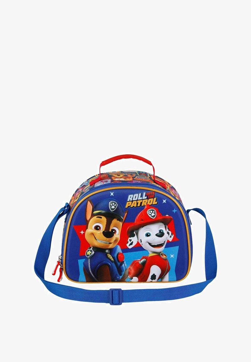 Bolsa de almuerzo para niños de color azul con personajes de un dibujo animado. Forma redondeada, detalles rojos, correa azul ajustable y cierre con cremallera.