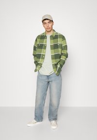 Weekday GALAXY LOOSE STRAIGHT UNISEX - Calças de ganga folgadas - light worned blue