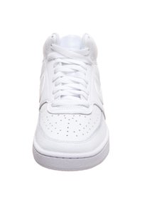 Vit sneaker med en strukturerad läderöverdel, rund tå, perforerade detaljer, platta snören och vadderad sula. Ikonisk logotyp på sidan.