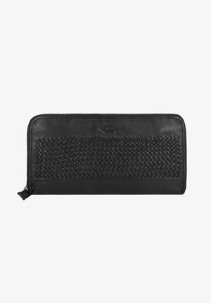 Schwarze Leder-Brieftasche mit geflochtenem Muster auf der Vorderseite, Reißverschluss oben, glatte Oberfläche an den Seiten und minimalen Designelementen.
