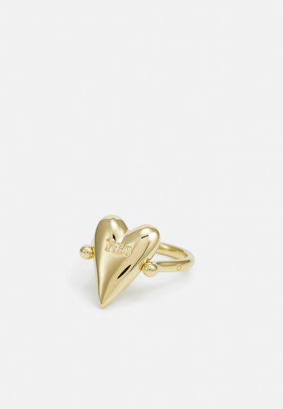 Goldfarbener Ring mit einem herzförmigen Design und der gravierten Aufschrift "JA". Glatte Oberfläche mit abgerundeten Kanten und kleinen, kugelförmigen Akzenten am Band.