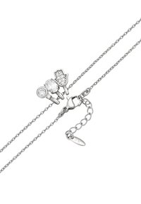 Sølv kædetrøje med tre små charms: rund krystal, oval krystal og en pavé diamant Hamsa hånd, med hummerlås.
