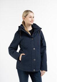 Giacca blu navy con cappuccio, dotata di chiusura a bottone, due tasche laterali e materiale resistente all'acqua, design contemporaneo.