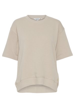 Beige rövid ujjú pulóver kerek nyakkal, puha textúrával, ejtett vállakkal és enyhén lekerekített szegéllyel. Logó címke található rajta.