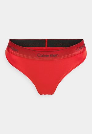 Bikini de mezcla de algodón rojo con una textura suave y un corte de tiro bajo. Presenta una cintura elástica negra con el logotipo de "Calvin Klein".