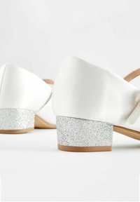 Next CORSAGE FLOWER BRIDESMAID - Riemchenballerina - white satin stain resistant