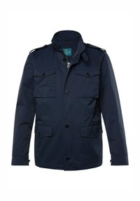 Námořnická modrá bunda s uzavřením na zip a knoflík, ramenními epauletami a čtyřmi kapsami. Vyrobeno z hladkého, lehkého materiálu.