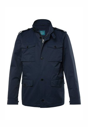 Giacca blu navy con chiusura a zip e bottone, spalline sulle spalle e quattro tasche. Realizzata in un tessuto leggero e liscio.