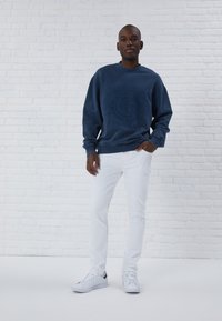 Pier One Traperice uskog kroja - white denim